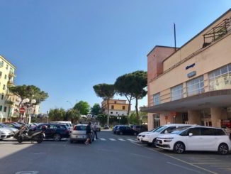 Tassisti in piazza della stazione ad Albenga