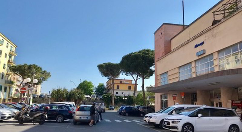 Tassisti in piazza della stazione ad Albenga