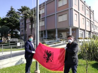 Bandiera Albania pennone Comune di Andora