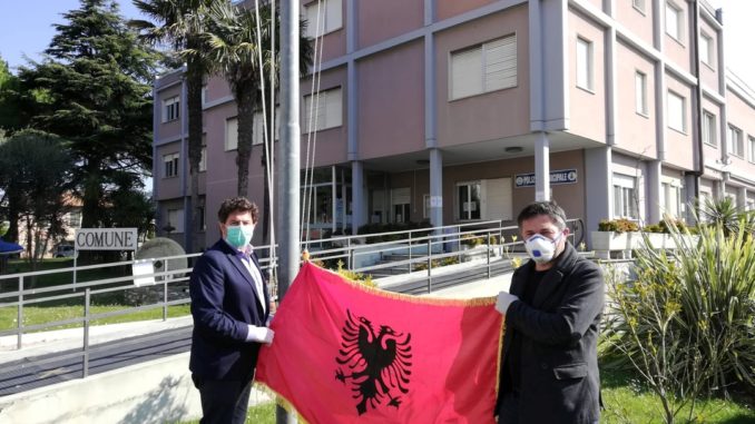 Bandiera Albania pennone Comune di Andora