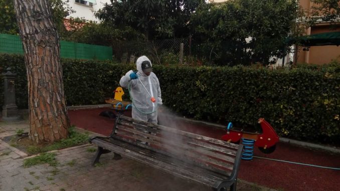 Operatore durante processo di sanificazione a Loano