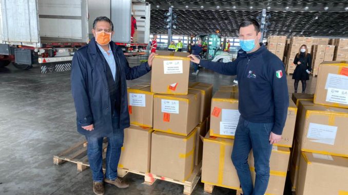Toti e Giampedrone con le mascherine arrivate alla fiera di Genova