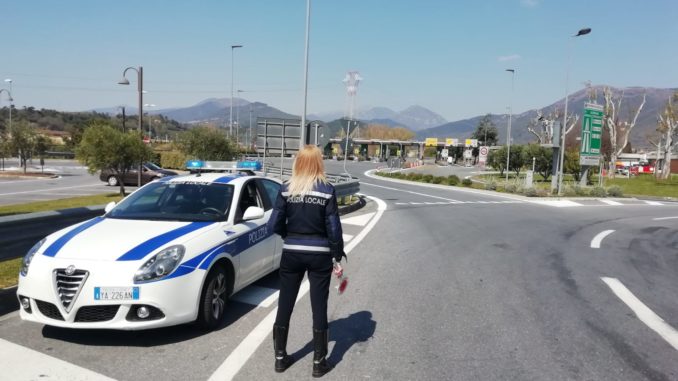 Polizia locale controlli al casello autostradale di Albenga