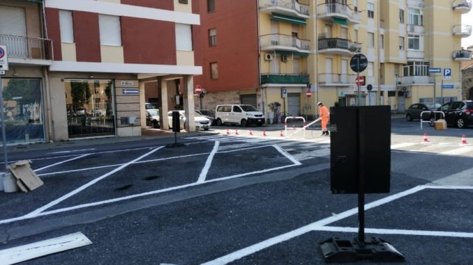 Ad Albenga - rifacimento segnaletica orizzontale piazza Nenni