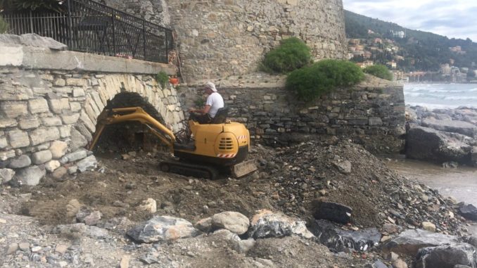 pulizia della foce del rio Palmero ad Alassio