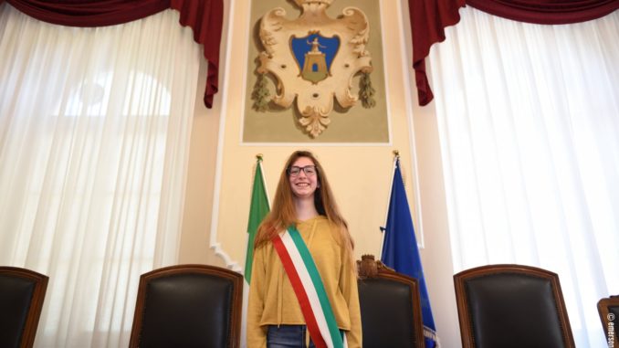 Consiglio Comunale Ragazzi - il neo sindaco di Alassio Vera Francato
