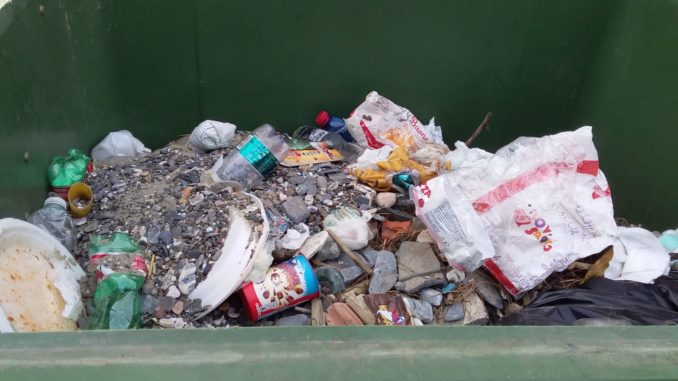 Alassio un Cassonetto pieno di detriti