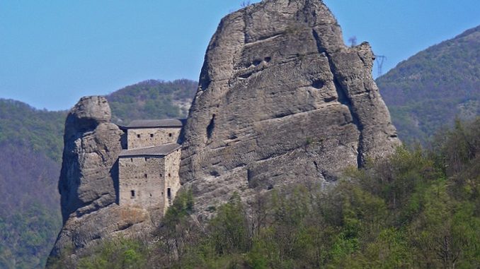 Castello della Pietra di Vobbia nel Parco Antola