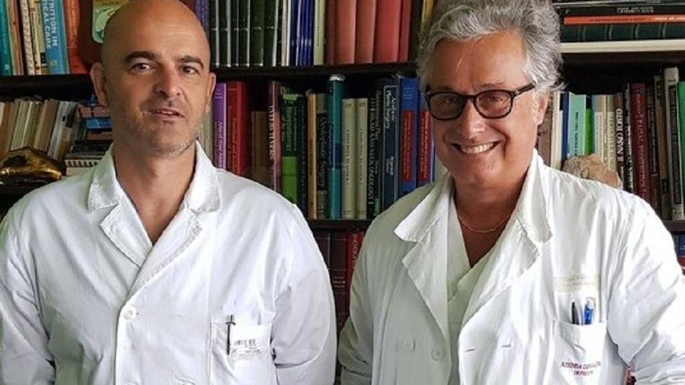 I chirurghi. A sx Prof. Cesare Tiengo Primo operatore, a dx Prof. Franco Bassetto Direttore Chirurgia Plastica