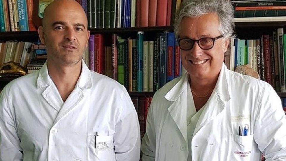 I chirurghi. A sx Prof. Cesare Tiengo Primo operatore, a dx Prof. Franco Bassetto Direttore Chirurgia Plastica