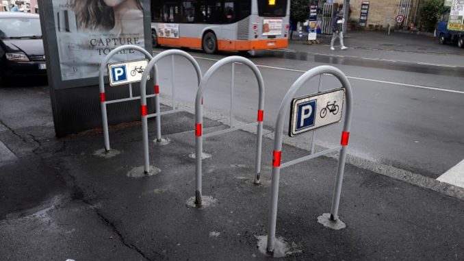 cicloposteggio ad archetto installato a Genova