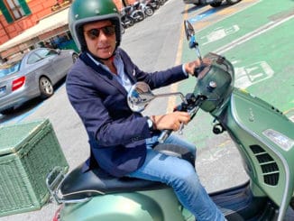 Carlo Bagnasco sulla Vespa - Forza Italia Liguria