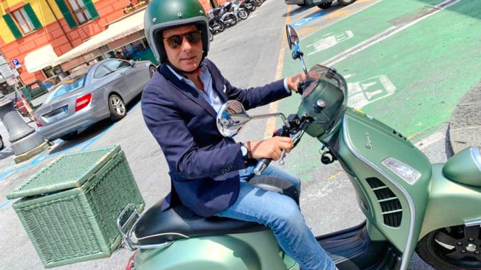 Carlo Bagnasco sulla Vespa - Forza Italia Liguria