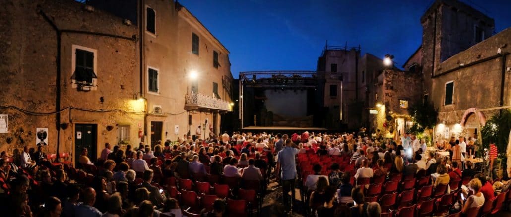 : la piazze del Festival teatrale di Borgio Verezzi