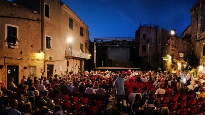 : la piazze del Festival teatrale di Borgio Verezzi