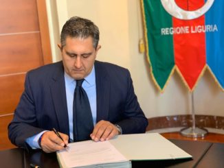 Presidente Regione Liguria Giovanni Toti firma documento