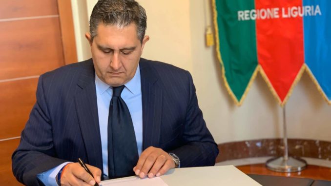 Presidente Regione Liguria Giovanni Toti firma documento