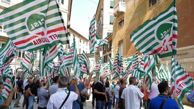 Presidio Fit Cisl davanti alla prefettura di Genova
