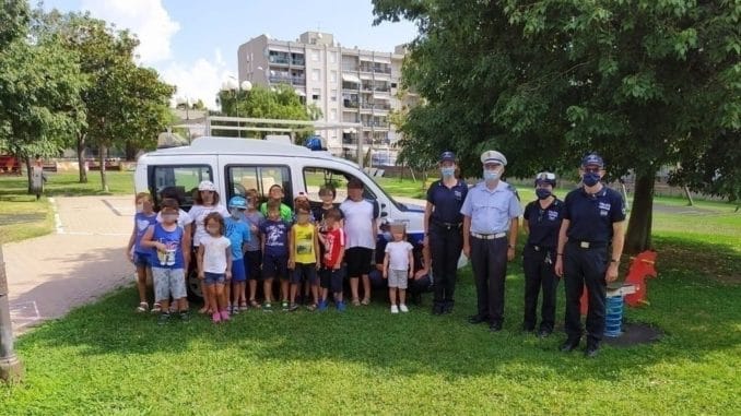 Albenga - polizia locale con i bambini al Parco Peter Pan