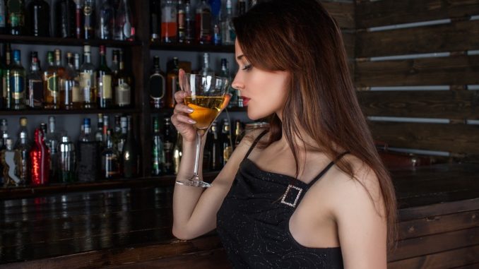 Giovane donna al banco bar