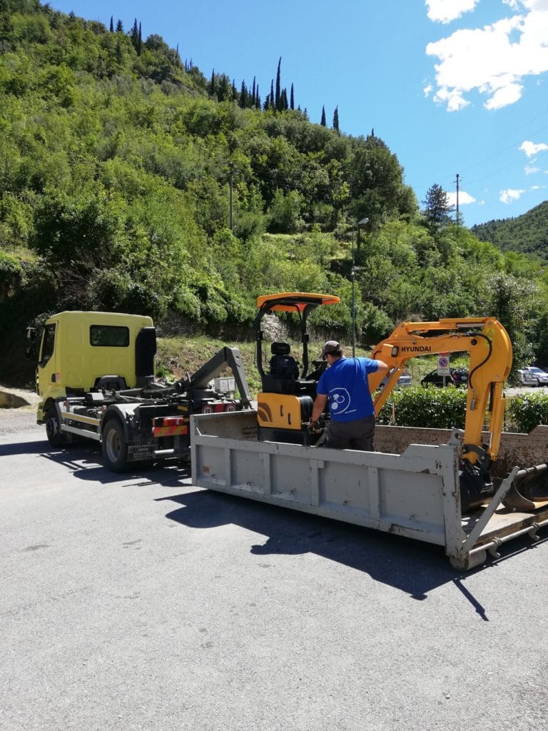 Il nuovo mini escavatore del Comune di Zuccarello