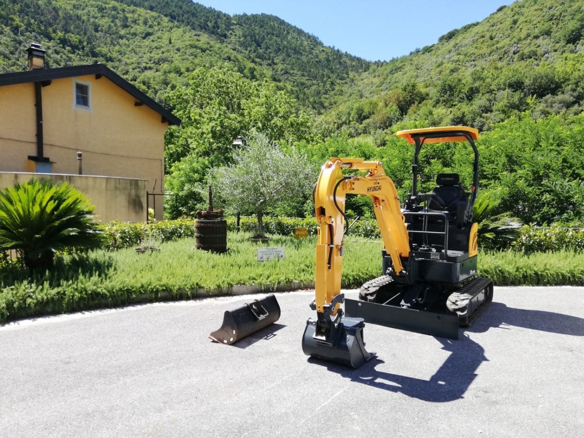 Il nuovo mini escavatore del Comune di Zuccarello