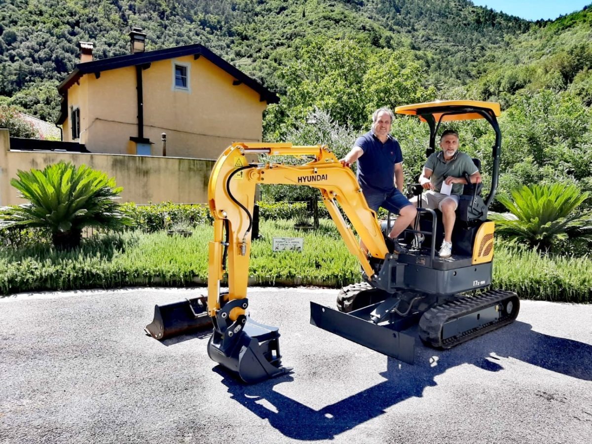 Il nuovo mini escavatore del Comune di Zuccarello