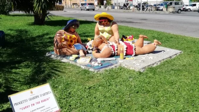 Savona - opera ceramica Curvy on the beach per Giardini dArtiista