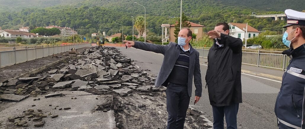 Andora sopralluogo sindaco inizio lavori demolizione del ponte di via Europa Unita