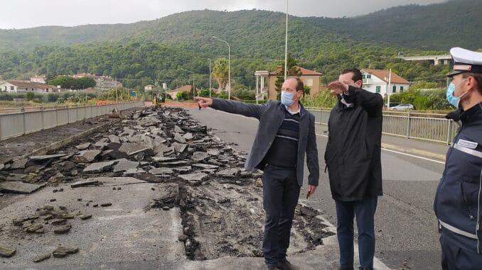 Andora sopralluogo sindaco inizio lavori demolizione del ponte di via Europa Unita