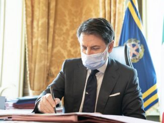 Il presidente Giuseppe Conte firma il Dpcm