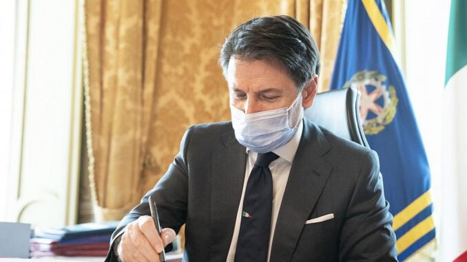Il presidente Giuseppe Conte firma il Dpcm