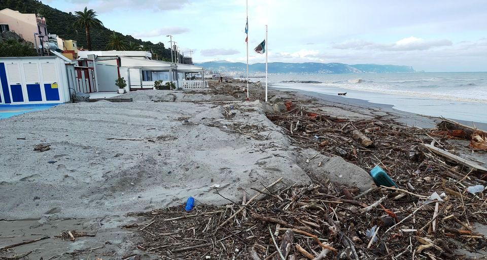https://www.albengacorsara.it/wp-content/uploads/2020/10/Legname-spiaggia-di-Ceriale.jpg