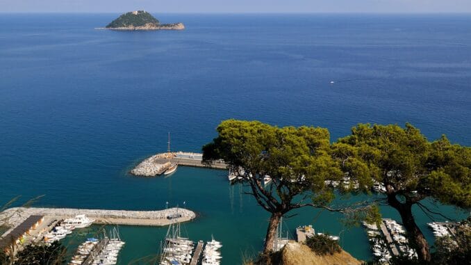 Marina di Alassio e vista Isola Gallinara