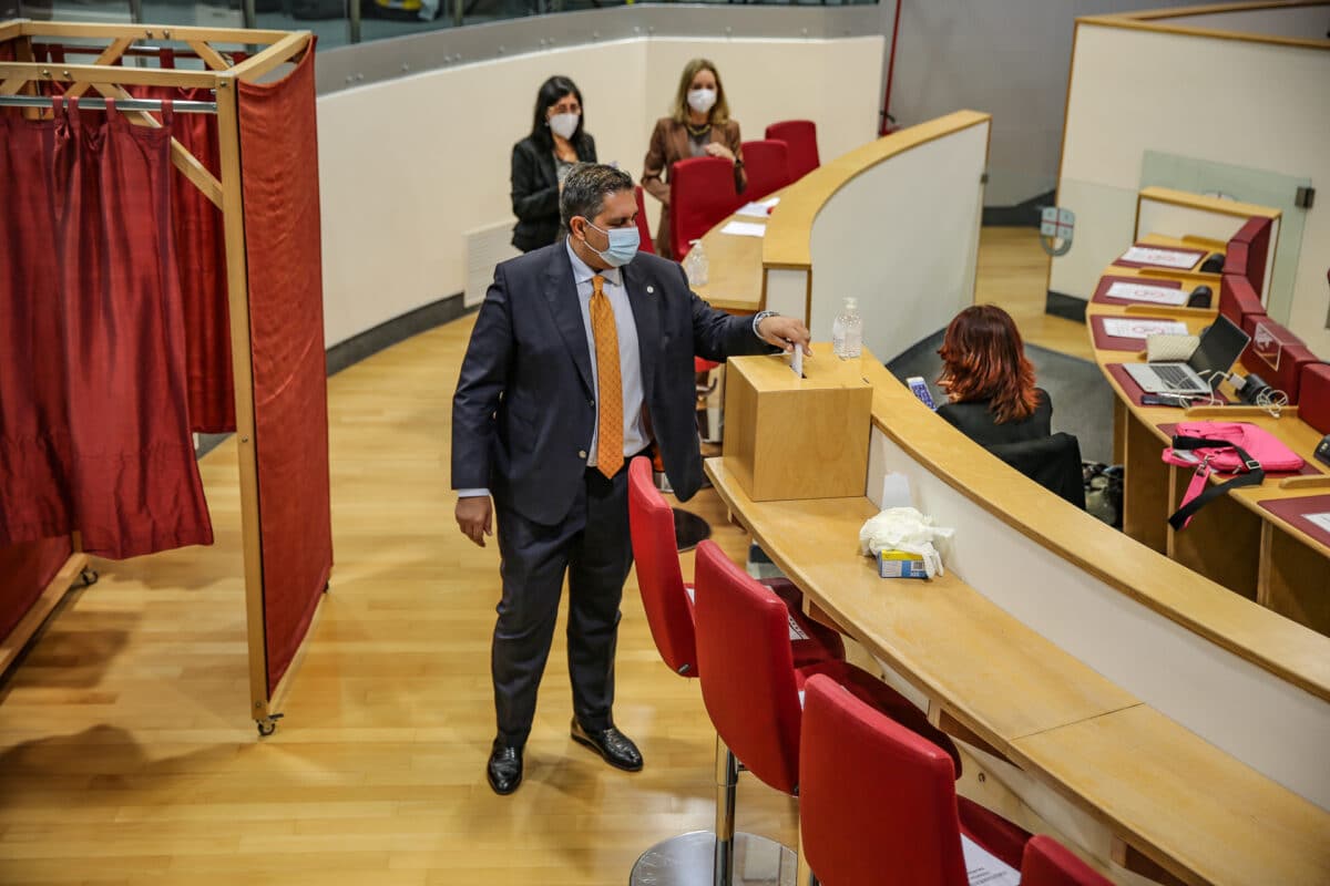 Toti mentre vota