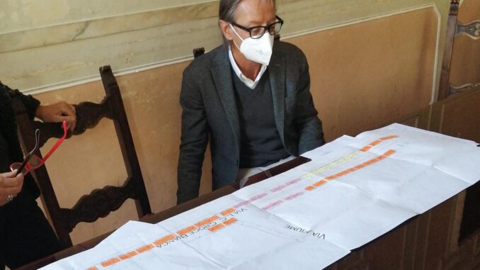 sindaco di Albenga Riccardo Tomatis e pianta del mercato