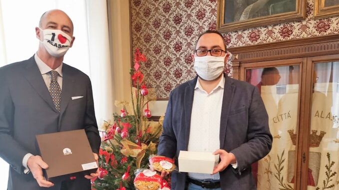 Alassio consegnate deco box e panettoni auguri Melgrati