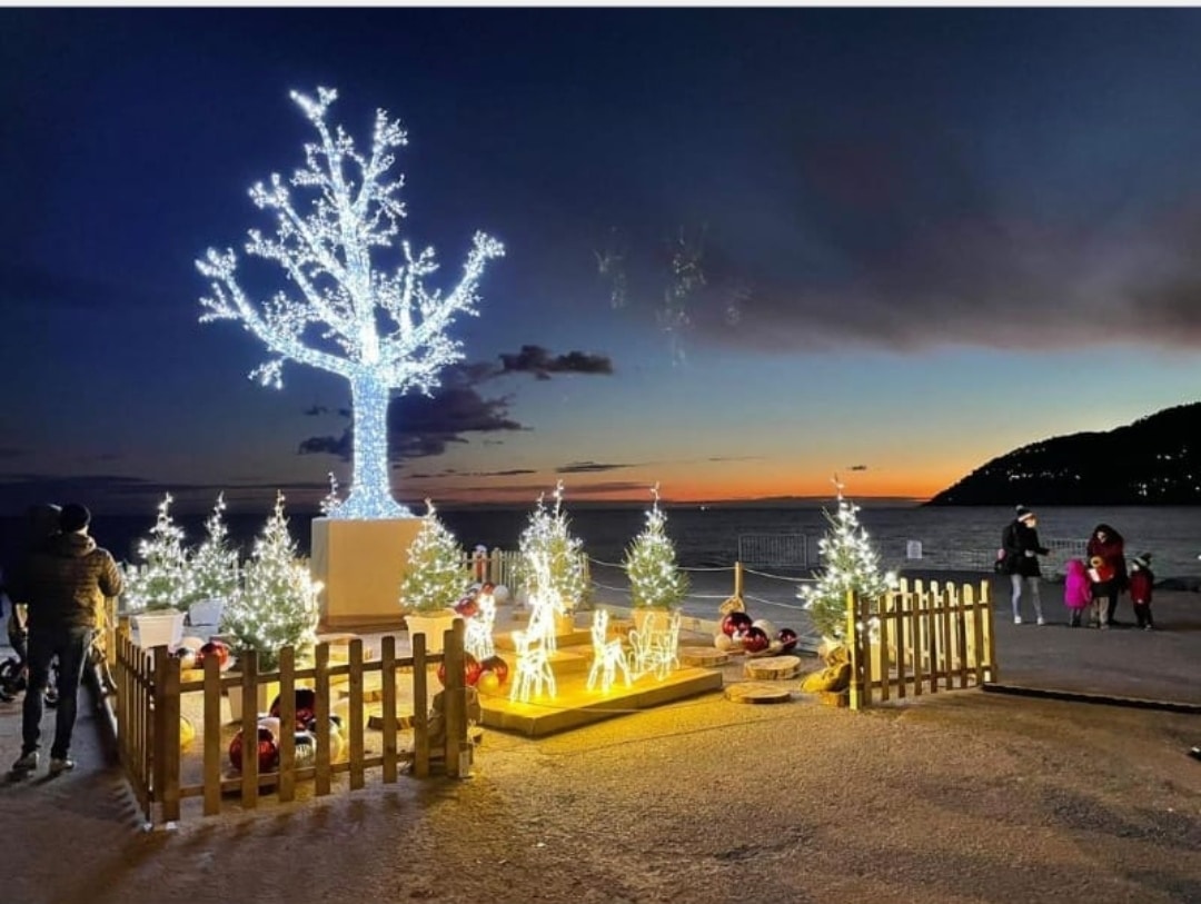 Andora - Albero di Natale sul molo Thor Heyerdahl