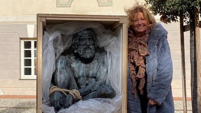 Andora - assessore Nasi con una delle sculture evase dalla mostra