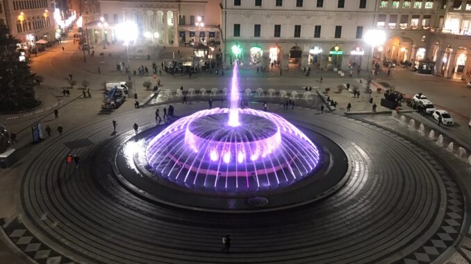 Genova fontana piazza De Ferrari illuminata per Giornata disabilità