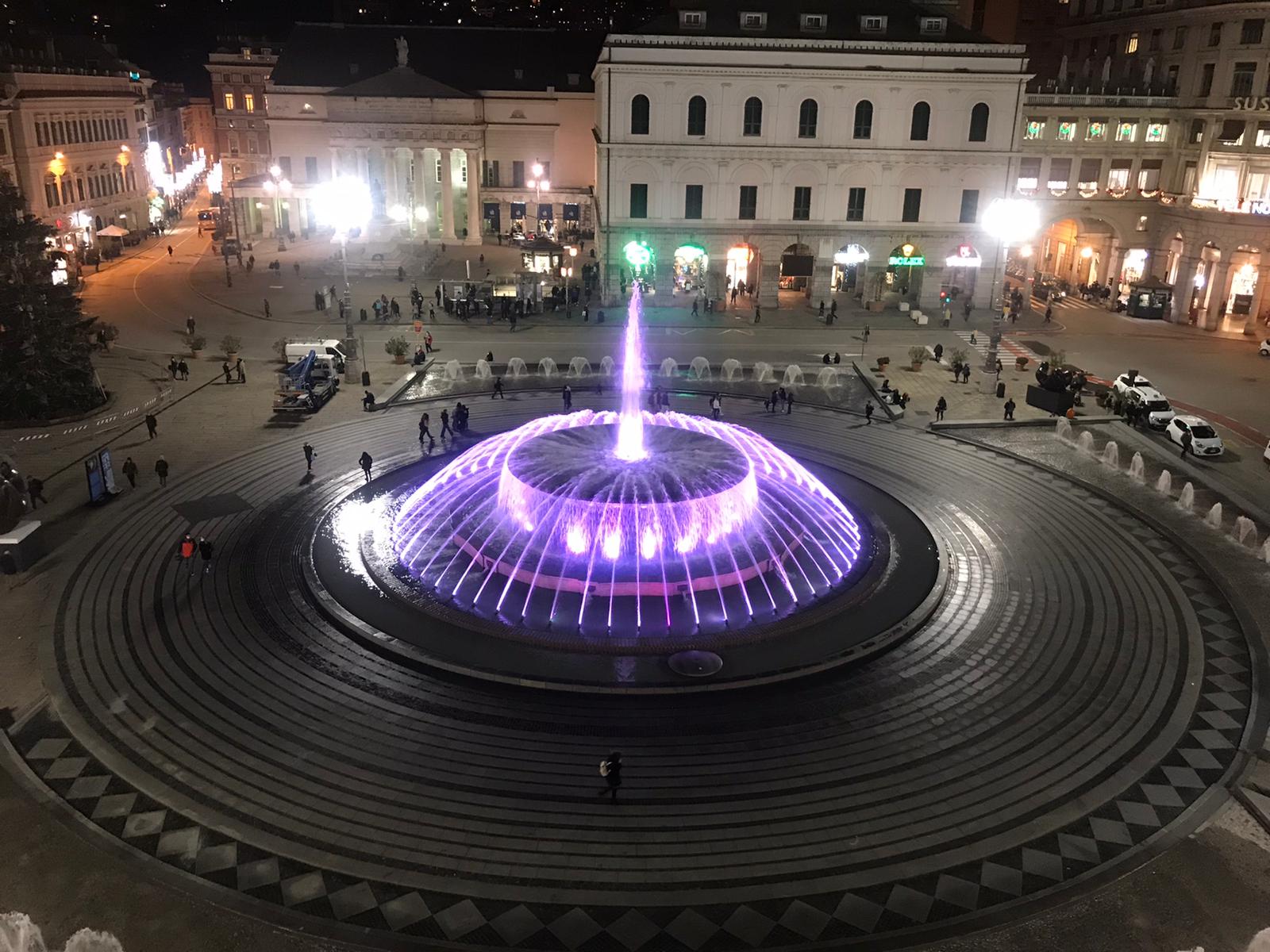 Genova fontana piazza De Ferrari illuminata per Giornata disabilità