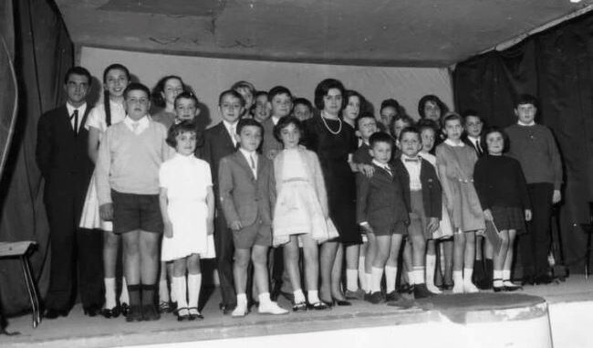 La professoressa Folco con i suoi primi allievi (Credit ph Cesare Arena)