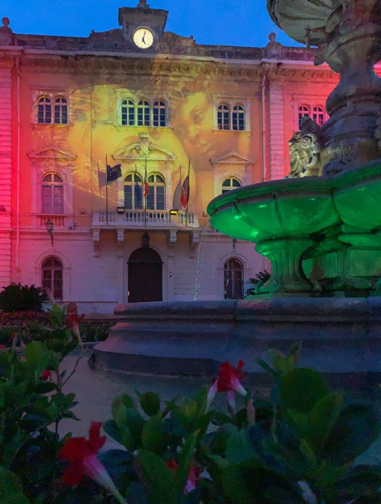 Luminarie natalizie Alassio 2020 - palazzo e fontana1