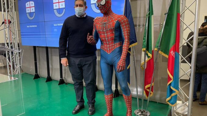 Toti e spidermen costume sala bandiere