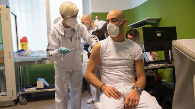 vaccinazione Matteo Bassetti, direttore Clinica Malattie Infettive San Martino