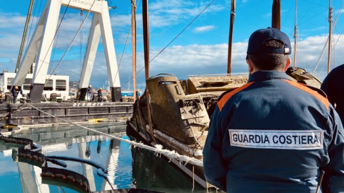 Porto di Loano recupero relitto Lady Vanilla 06