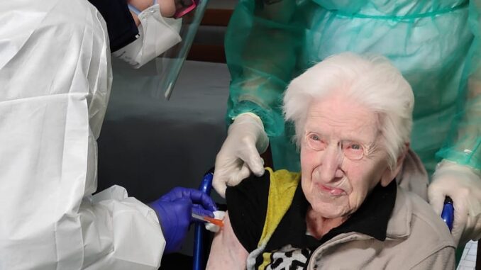 prima dose di vaccino anche per la signora Ester Prato di 102 anni