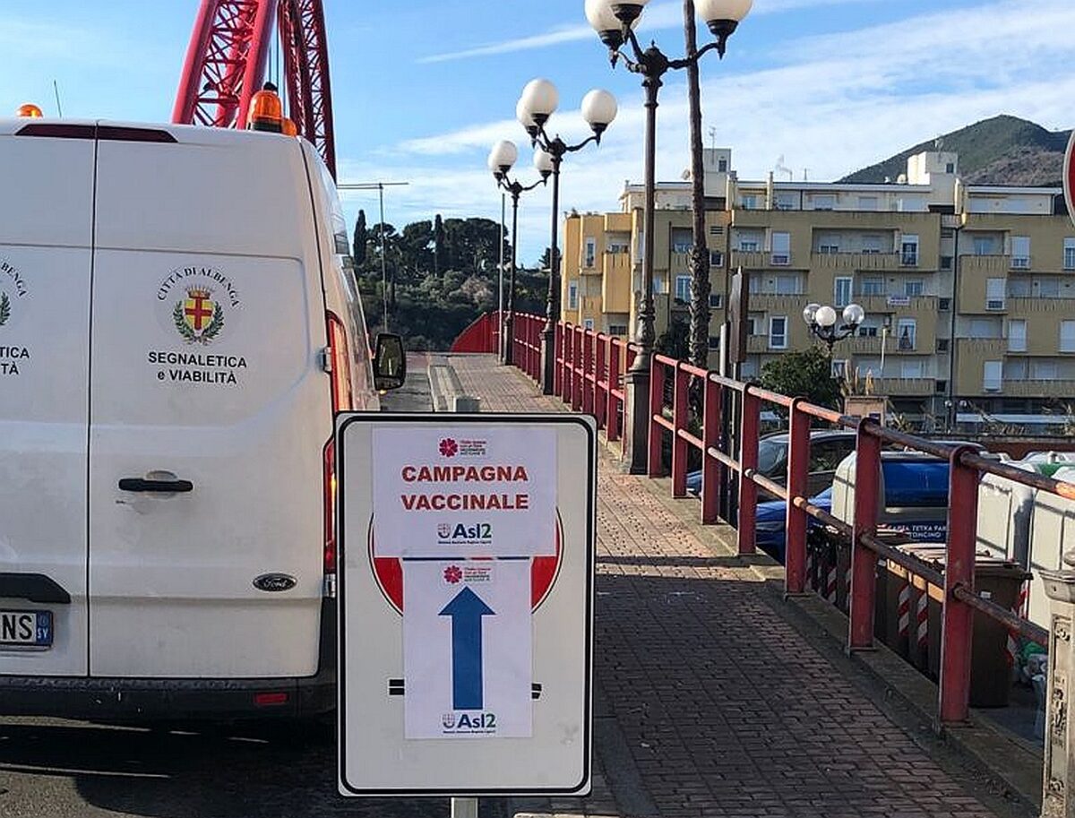 Albenga segnaletica campagna vaccinale Asl2