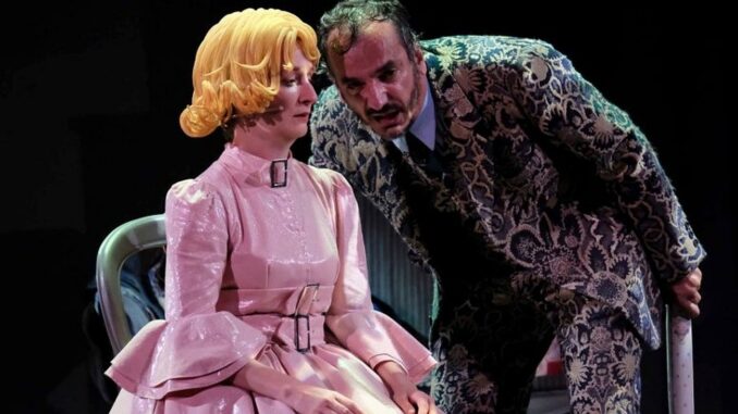 Valentina Picello e Antonio Cirillo in una scena de -La scuola delle mogli-
