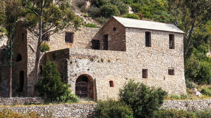 Veduta di Sant'Anna ai Monti dalla via Julia Augusta